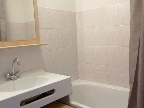une salle de bain avec un lavabo, une baignoire et un miroir dans l'établissement 2 pièces cabine près des pistes - Parking - Vue montagne - FR-1-573-40, à Saint-Jean-dʼAulps