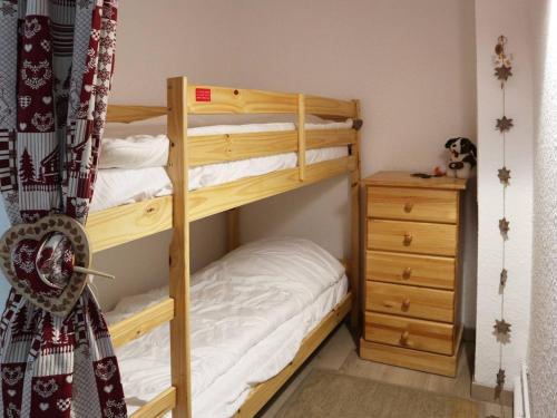 une chambre avec deux lits superposés et une commode dans l'établissement Appartement rénové 6 pers, balcon et animaux admis - FR-1-322-442, aux Orres