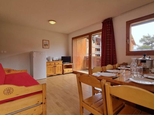 une cuisine et une salle à manger avec une table et des chaises dans l'établissement Appart 10 pers, 200m télésiège, balcon, ski, 3 ch - FR-1-525-216, à Saint-Étienne-en-Dévoluy