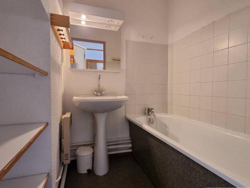 La salle de bains est pourvue d'un lavabo, d'une baignoire et de toilettes. dans l'établissement Appartement cosy 6 pers, balcon exposé, proche pistes et commerces, parking, navette, Wifi gratuit - FR-1-525-218, à Saint-Étienne-en-Dévoluy