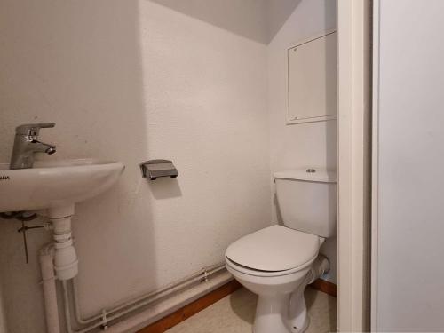 une salle de bain avec toilettes et lavabo dans l'établissement Appart 10 pers, 200m télésiège, balcon, ski, 3 ch - FR-1-525-216, à Saint-Étienne-en-Dévoluy