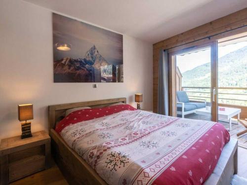 ein Schlafzimmer mit einem Bett und einem großen Fenster in der Unterkunft Superbe appartement 3 chambres, balcon, parking couvert à Valmorel - FR-1-291-866 in Valmorel