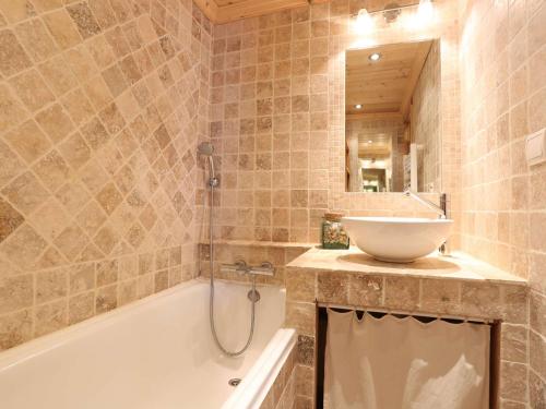uma casa de banho com uma banheira e um lavatório e uma banheira em Appartement Val Thorens, 3 pièces, 5 personnes - FR-1-637-3 em Val Thorens