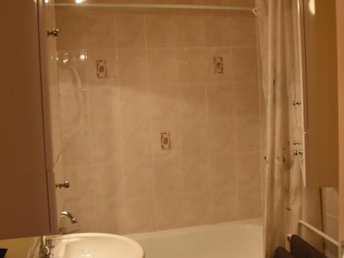 y baño con ducha, aseo y lavamanos. en Appartement Montgenèvre, 2 pièces, 6 personnes - FR-1-266-172, en Montgenèvre