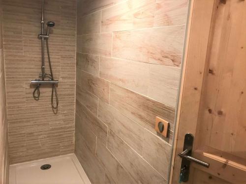 ein Bad mit einer Dusche und einer Holzwand in der Unterkunft Chalet Arêches-Beaufort, 5 pièces, 14 personnes - FR-1-342-239 in Beaufort