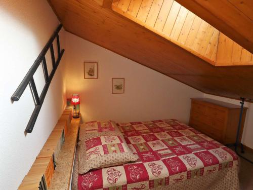 Кровать или кровати в номере Appartement Arêches-Beaufort, 3 pièces, 6 personnes - FR-1-342-245