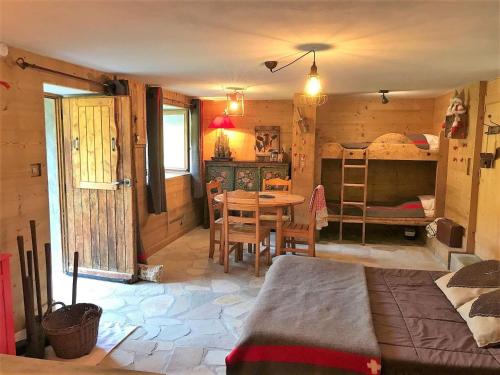 ein Schlafzimmer mit einem Bett und einem Tisch in einem Zimmer in der Unterkunft Chalet Arêches-Beaufort, 5 pièces, 14 personnes - FR-1-342-239 in Beaufort
