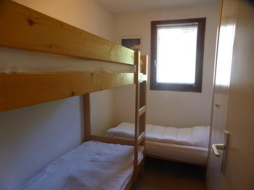 1 Schlafzimmer mit 2 Etagenbetten und einem Fenster in der Unterkunft Appartement Arêches-Beaufort, 3 pièces, 7 personnes - FR-1-342-241 in Beaufort