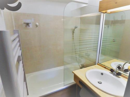 uma casa de banho com um chuveiro e um lavatório. em Appartement Arêches-Beaufort, 2 pièces, 5 personnes - FR-1-342-250 em Beaufort