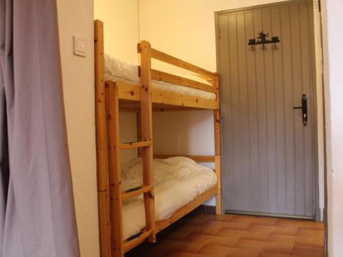 łóżko piętrowe w pokoju z drzwiami w obiekcie Appartement Vars, 1 pièce, 6 personnes - FR-1-330B-184 w mieście Vars
