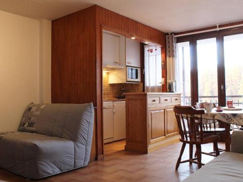 - une cuisine avec un canapé et une table dans une chambre dans l'établissement Studio cosy avec coin montagne, balcon, à 100m des pistes et 10m des commerces à Vars Les Claux - FR-1-330B-184, à Vars