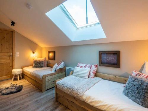 Schlafzimmer im Dachgeschoss mit 2 Betten und einem Dachfenster in der Unterkunft Duplex 4P à La Charmette, 3 Ch, 8 Pers, Balcon, Parking - FR-1-291-869 in Valmorel