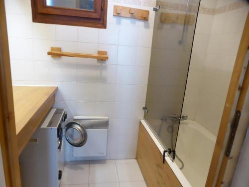 une salle de bain avec une douche, des toilettes et un lavabo dans l'établissement Bel appart 2* 6 pers, terrasse sud, pied des pistes - FR-1-342-241, à Beaufort
