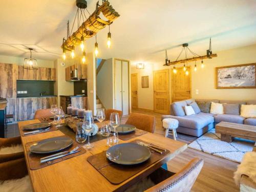 - une salle à manger et un salon avec une table en bois dans l'établissement Duplex 4P à La Charmette, 3 Ch, 8 Pers, Balcon, Parking - FR-1-291-869, à Valmorel