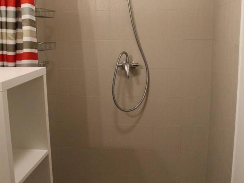 y baño con ducha con cabezal de ducha. en Appartement Vars, 1 pièce, 6 personnes - FR-1-330B-184, en Vars
