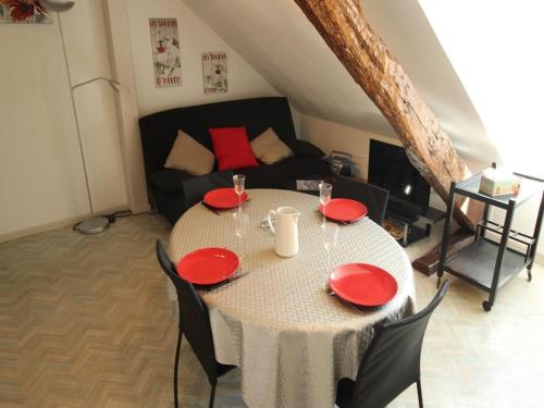- une table avec des plaques rouges dans le salon dans l'établissement Luchon : T3 cosy pour 4 pers, au pied du télécabine, parking privé - FR-1-313-204, à Luchon