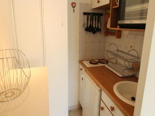 - une cuisine avec un évier et un comptoir dans l'établissement Appartement Bagnères-de-Luchon, 3 pièces, 4 personnes - FR-1-313-204, à Luchon