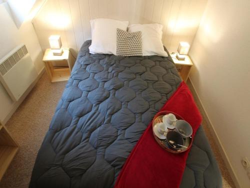 - un grand lit dans une petite chambre avec 2 tables dans l'établissement Luchon : T3 cosy pour 4 pers, au pied du télécabine, parking privé - FR-1-313-204, à Luchon