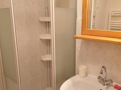 une salle de bain avec un lavabo et une douche avec un miroir dans l'établissement Studio cosy avec balcon, parking et départ skis aux pieds à Saint-Jean-d'Aulps - FR-1-573-48, à Saint-Jean-dʼAulps