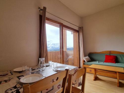 Cette chambre comprend une table, un lit et une fenêtre. dans l'établissement Appartement cabine 2 pièces - 6 pers - Près des pistes - FR-1-525-225, à Saint-Étienne-en-Dévoluy