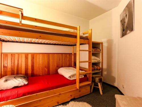 een slaapkamer met 2 stapelbedden in een kamer bij Appartement Val Thorens, 3 pièces, 4 personnes - FR-1-637-19 in Val Thorens