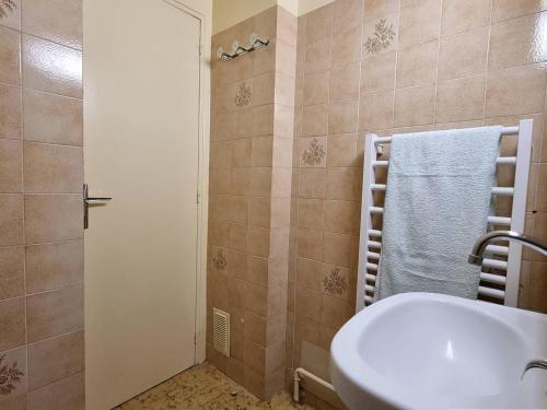 une salle de bain avec un lavabo et une douche dans l'établissement Studio cosy 4 pers, terrasse, parking, wifi, proche commerces et télésiège - FR-1-525-232, à Saint-Étienne-en-Dévoluy