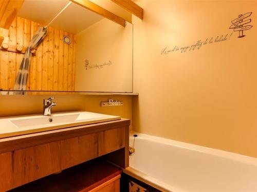 une salle de bain avec un lavabo et une baignoire dans l'établissement Appartement confortable à Val Thorens, 4 personnes - FR-1-637-19, à Val Thorens