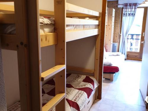 Cette chambre comprend 2 lits superposés dans un couloir. dans l'établissement Studio cosy avec balcon, parking et départ skis aux pieds à Saint-Jean-d'Aulps - FR-1-573-48, à Saint-Jean-dʼAulps
