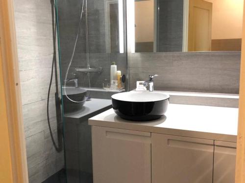 une salle de bain avec un lavabo et une douche dans l'établissement Studio familial avec terrasse, piscine, tennis et parking aux Issambres - FR-1-226-473, à Saint-Peïre-sur-Mer