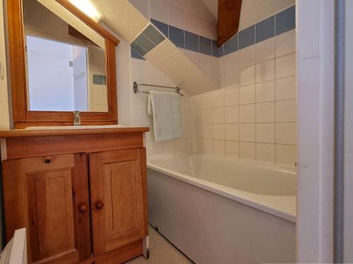 une salle de bain avec une baignoire, un lavabo et un miroir dans l'établissement Appartement cabine 2 pièces - 6 pers - Près des pistes - FR-1-525-225, à Saint-Étienne-en-Dévoluy