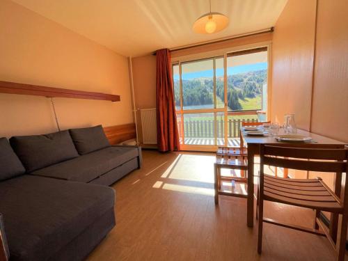 un salon avec un canapé et une table dans l'établissement Studio cosy 4 pers, terrasse, parking, wifi, proche commerces et télésiège - FR-1-525-232, à Saint-Étienne-en-Dévoluy