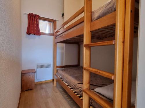 une chambre avec deux lits superposés dans une pièce dans l'établissement Appartement cabine 2 pièces - 6 pers - Près des pistes - FR-1-525-225, à Saint-Étienne-en-Dévoluy
