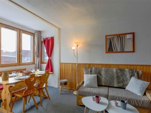 un salon avec un canapé et une table dans l'établissement Appartement confortable à Val Thorens, 4 personnes - FR-1-637-19, à Val Thorens