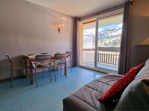 une salle à manger avec une table et une grande fenêtre dans l'établissement Studio cosy proche pistes, 4 personnes, parking, wifi, animaux permis - FR-1-525-234, à Saint-Étienne-en-Dévoluy