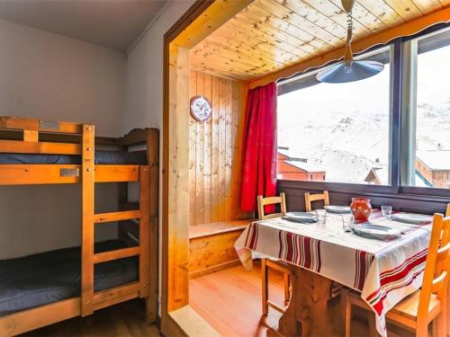 a dining room with a table and bunk beds at Studio Val Thorens, 2 pièces, 3 personnes - FR-1-637-20 in Val Thorens