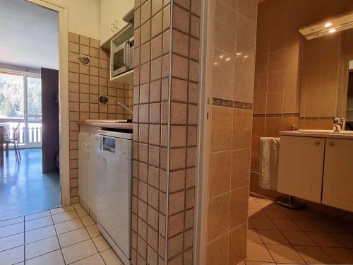 - une cuisine avec un réfrigérateur et un évier dans la chambre dans l'établissement Studio cosy proche pistes, 4 personnes, parking, wifi, animaux permis - FR-1-525-234, à Saint-Étienne-en-Dévoluy