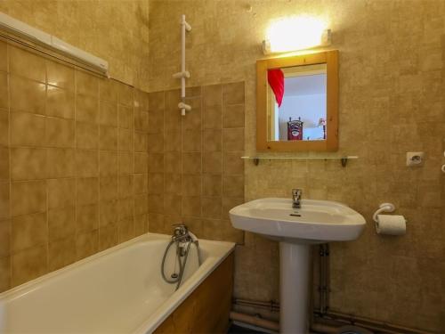 a bathroom with a sink and a bath tub and a sink at Studio Val Thorens, 2 pièces, 3 personnes - FR-1-637-20 in Val Thorens