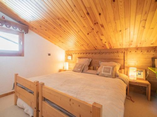 ein großes Bett in einem Zimmer mit Holzdecke in der Unterkunft Appartement Valmorel, 3 pièces, 4 personnes - FR-1-291-871 in Valmorel