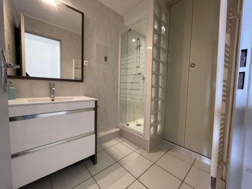 une salle de bain blanche avec un lavabo et une douche dans l'établissement Studio rénové au pied des pistes, balcon ouest, 4 couchages à Montgenèvre - FR-1-330D-129, à Montgenèvre
