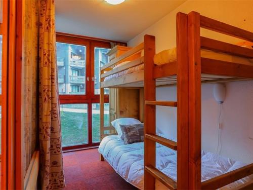 a bedroom with bunk beds in a room with a window at Appartement ski aux pieds, Val Thorens - 6 pers, 1er étage, 31m², proche commerces et ESF - FR-1-637-24 in Val Thorens