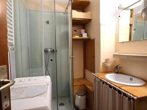 y baño con ducha y lavamanos. en Appartement Beaufort, 2 pièces, 3 personnes - FR-1-342-262 en Beaufort