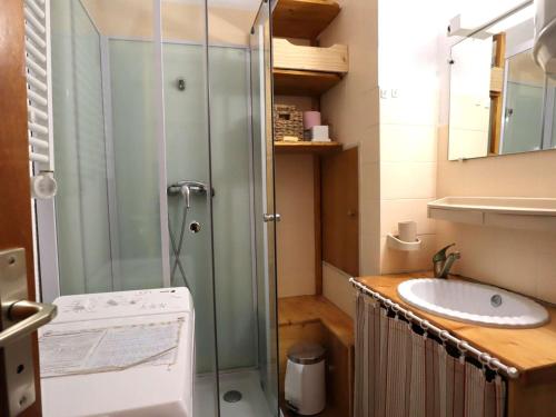 une salle de bain avec douche et lavabo dans l'établissement Appartement douillet à la montagne, 2-3 pers., balcon, près des commerces - FR-1-342-262, à Beaufort