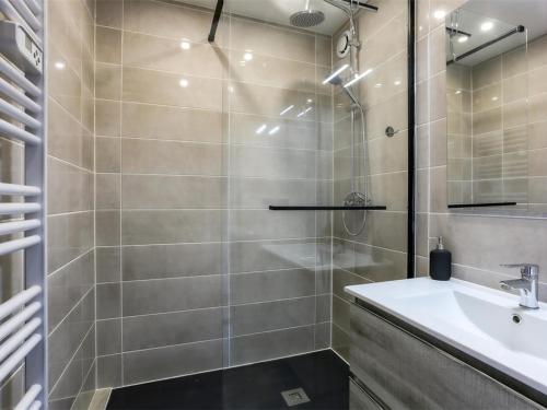 une salle de bain avec un lavabo et une douche en verre dans l'établissement Studio rénové avec balcon, centre Val Thorens, proche pistes, 2 pers, 3 Flocons Argent - FR-1-637-26, à Val Thorens