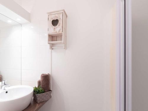 une salle de bain blanche avec un lavabo et un miroir dans l'établissement Appartement Duplex 6 Pers. avec Balcon, Parking Privé et CASIER À SKIS, à 2 min de Saint-Lary-Soulan - FR-1-296-358, à Bourisp