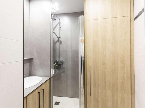 une salle de bain avec douche et lavabo dans l'établissement Appartement central 4-6 pers, RDC, bien équipé, proche télécabine et commodités. - FR-1-401-230, à Cauterets