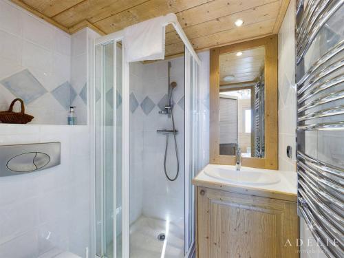 une salle de bain avec douche et lavabo dans l'établissement Appartement 3 pièces avec parking et WIFI à 200m des remontées - FR-1-398-638, à Montvalezan
