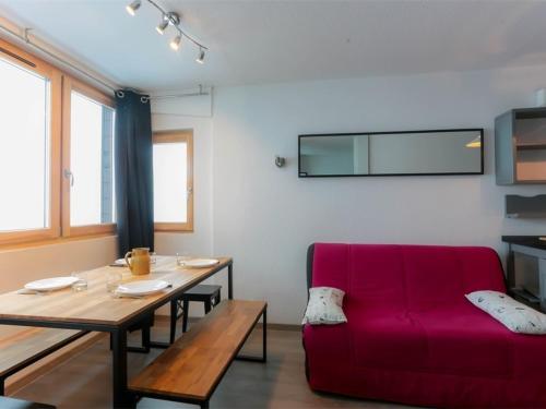 un salon avec un canapé rouge et une table dans l'établissement Appartement cosy au cœur de Val Thorens - 4 pers., 2 pièces, skis aux pieds, confort garanti - FR-1-637-22, à Val Thorens