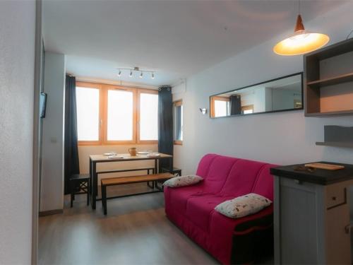 un salon avec un canapé rouge et une table dans l'établissement Appartement cosy au cœur de Val Thorens - 4 pers., 2 pièces, skis aux pieds, confort garanti - FR-1-637-22, à Val Thorens