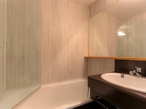 a bathroom with a bath tub and a sink at Appartement Val Thorens, 3 pièces, 4 personnes - FR-1-637-22 in Val Thorens