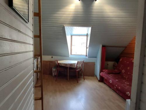 - une petite chambre avec une table et un lit dans une maison dans l'établissement Studio Cauterets, 1 pièce, 4 personnes - FR-1-234-269, à Cauterets